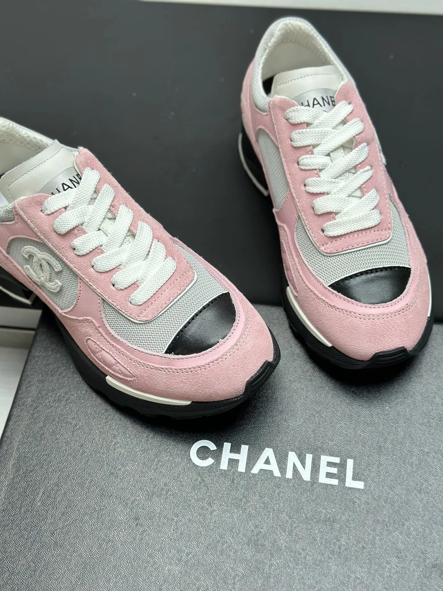 Men's shoes 💰620💰Women's 🚺 Chanel Panda shoes! 2025 counter top casual sports shoes This classic design; the upper is in the style of electric embroidery with various techniques; the outsole is fashionable and sporty; the unusual inclusion of a variety of color matching elements... The diversified mix and match is very good-looking and versatile, and can be used for leisure, fashion, sports, and outdoor... ꫛꫀꪝ Go➫ Materials: ❶Upper made of: original imported first-layer silk cowhide + original waterproof cloth + original first-layer cowhide ❷Inner use: Original Yangli+wang ❸ Outsole based on: Original TPU combination outsole Special counter boutique packaging complete set for women 35–41